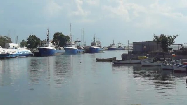 Яхтеното пристанище на кея в Несебър