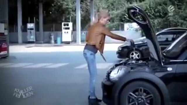 Жена сменя маслото на колата! смях