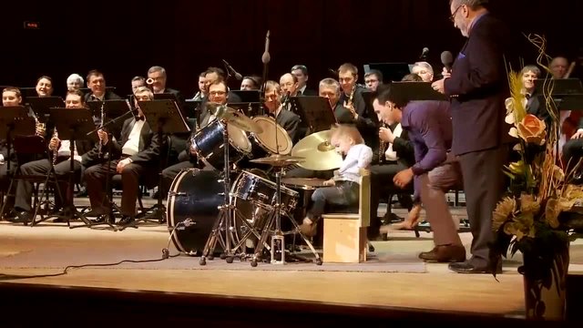 Малък талант, на 3 г. свири на ударни със симфоничен оркестър - Лени Шиловски