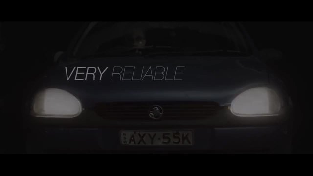 Този човек създава епично видеопредставяне за да продаде старата си кола Crappy 1999 Car