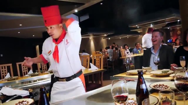 Луд готвач забавлява хората в ресторант