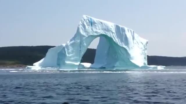 Ето как се стопява един айсберг