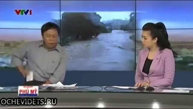 Телефона на телевизионен водещ виетнамец звъни в ефир