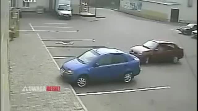 Вижте как пиян излиза от паркинг