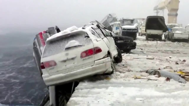 Японски автомобили пометени от палубата на кораб в буря