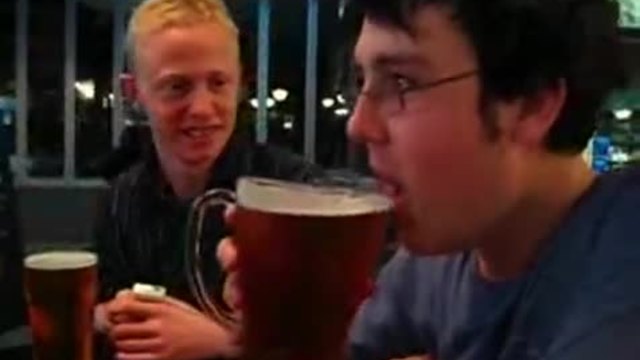 Така пият бира в Русия - една халба бира за 5 секунди