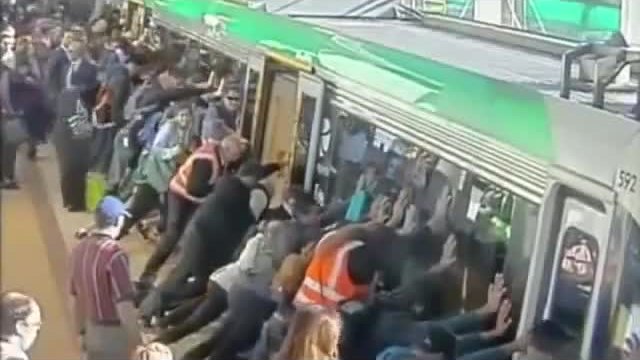 Хора преместиха влак, за да измъкнат пътник 06.08.2014