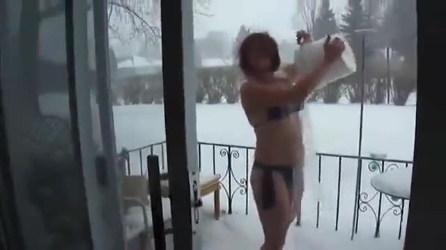 Ледени кубчета за освежаване! Ето как се къпят жените в Русия!
