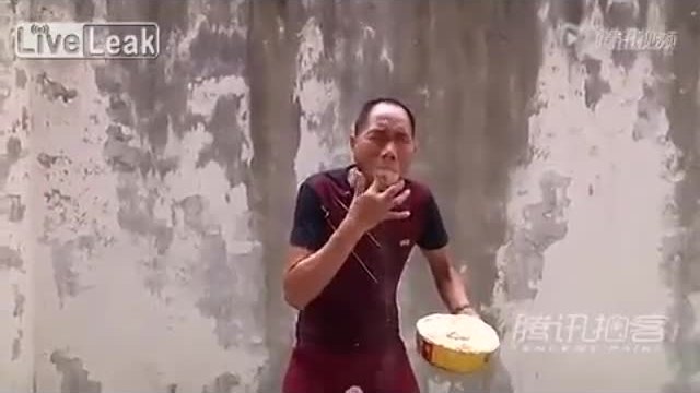 Китаец пали дървени стърготини в устата си без източник на огън