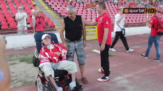 Стойчо Младенов дари фланелка на обездвижен привърженик на ЦСКА