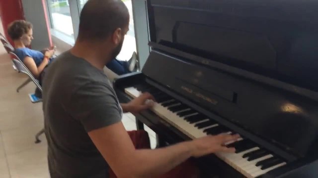 Страхотни умения на пианист!