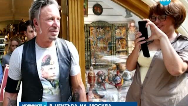 Мики Рурк се реди с часове на опашка за тениска с Путин