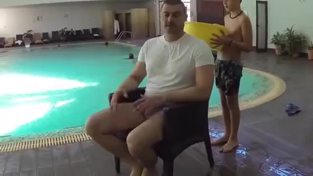 Бареков се заля с ледена кофа вода-Предизвикан от сина му