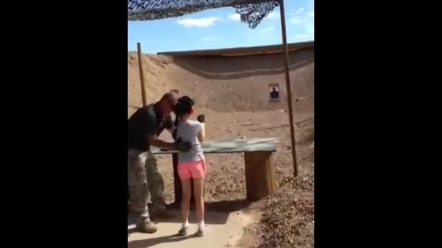 9-годишно момиче застреля инструктора си по стрелба в Аризона