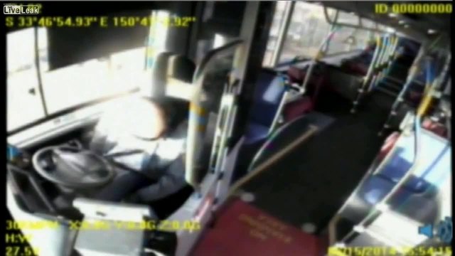 Шофьор на автобус се дрогира в движение