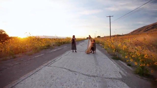 * Приказка в Ноти * Lindsey Stirling and Debi Johanson - River Flows In You ( Официално Видео )