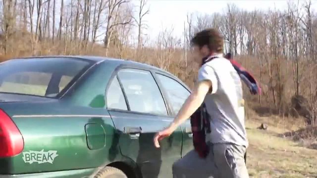 Идиот се опитва да счупи стълко на кола с главата си!