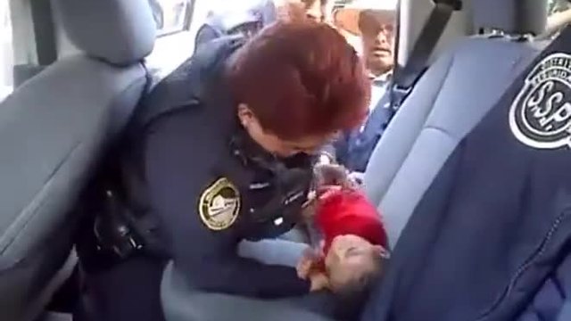 Полицайка спасява дете