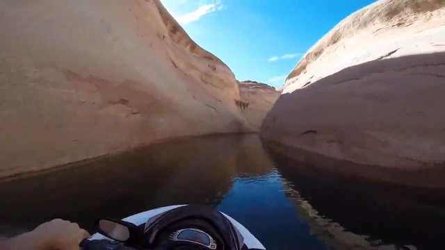 Каране на джет с голяма скорост във тесен каньон!