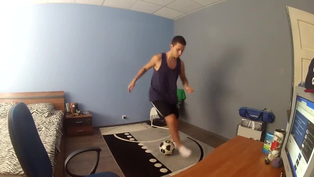 Момче показва страхотни умения с футболна топка