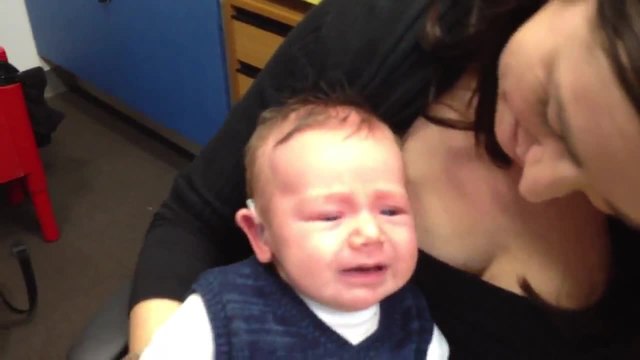 Реакцията на бебе за първи път чуващо звуци с помощта на слухов апарат !