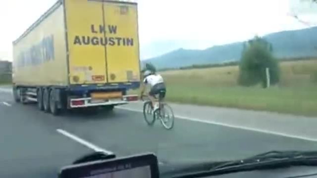 Колоездач кара с близо 100кмч зад камион по магистрала Тракия