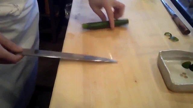 Готвач перфектно реже краставица ,превърща я в красиво изкуство