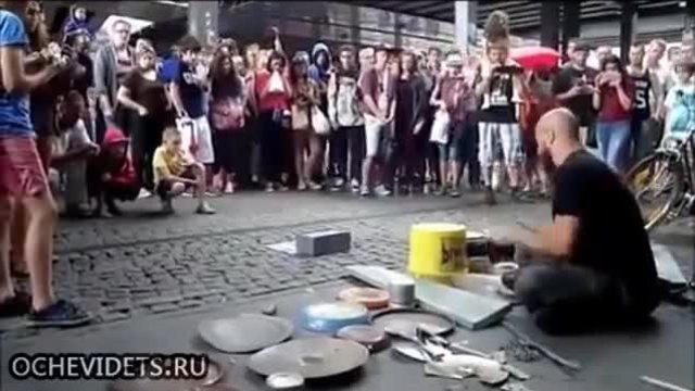 Уличен техно барабанист спечели аплодисментите на хората