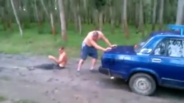 Пиян руснак се опитва да бута кола