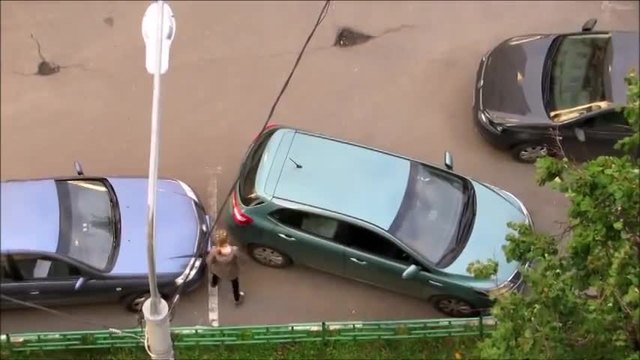Жена-шофьор се опитва да излезе от паркинг