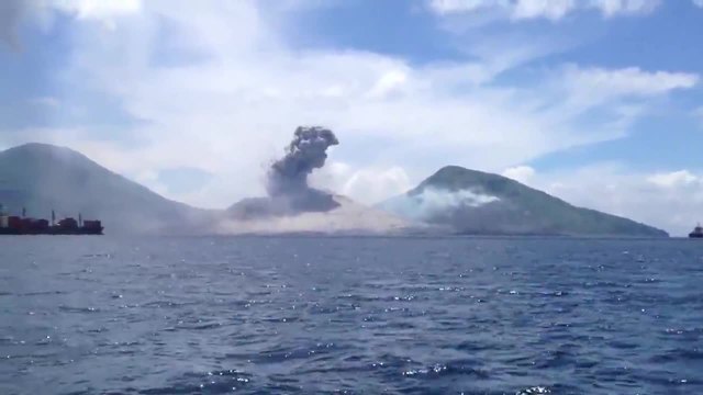 Ето това е смелост! да снимаш изригването на вулкан!