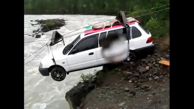 Ето как се прекарва кола над река в Северна Русия !