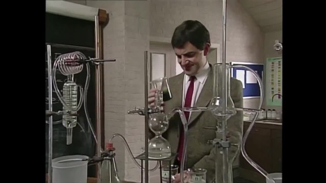 Смях ... Мистър Бийн в химичната лаборатория прави експерименти!