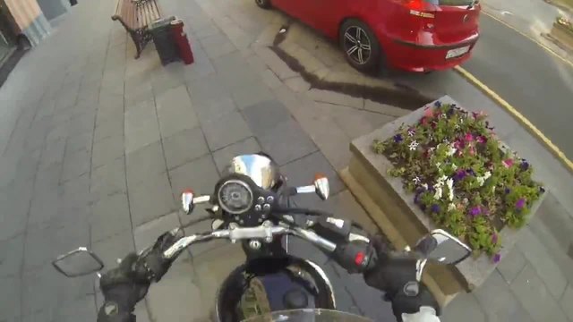 Момиче с мотор наказва шофьори които хвърлят отпадъци на улицата