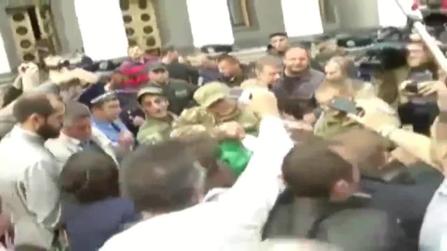 В Русия не се шегуват !... Потресаващо Видео! Протестиращи изхвърлят депутат в кофа за боклук