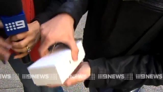 Младеж потрошава първия закупен iphone 6 в Пърт, Австралия
