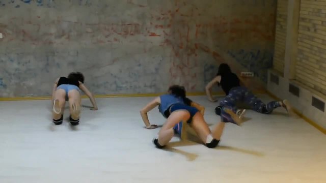 Рускини със сексапилни тела и дупета практикуват Twerking танци