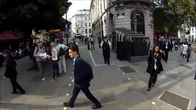 Полицай спира велосипедист - Лондон