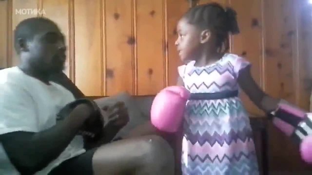 Малко момиче изненада баща си на тренировка по бокс