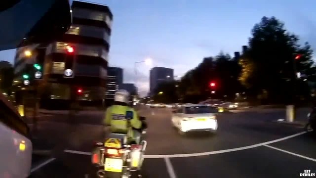 Шофьор преминава на червено пред полицай
