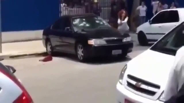 Ядосано момиче унищожава колата на приятеля си