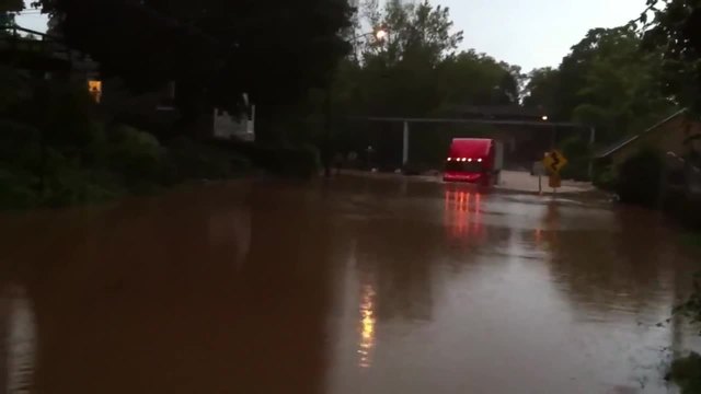 С тир срещу наводнението… Какво ли си вика тоя шофьор… (ВИДЕО)