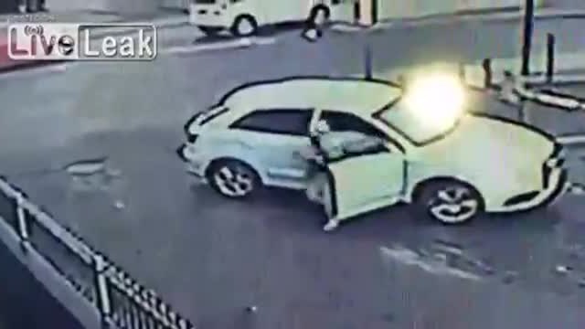 Мъж се опитва да открадне колата на възрастна жена ....тя не се дава