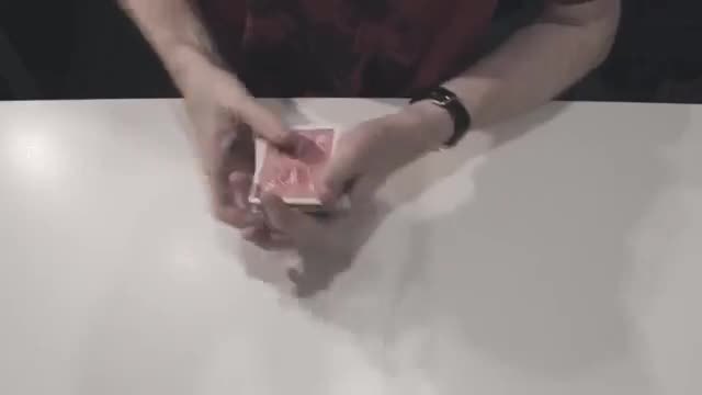 Факир в ръцете велик манипулатор разбърква тесте карти за игра !