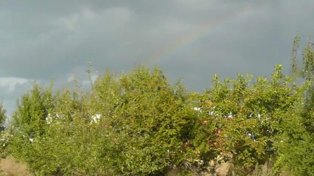 Многоцветна дъга над Равда в небето