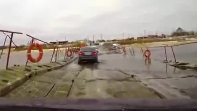 Нагъл шофьор на камион изпреварва кола на мост в Русия!