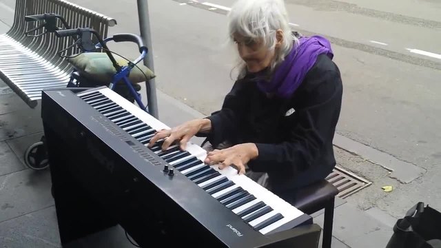 Виртуозна улична пианистка