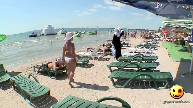 Смях!палава монахиня на плажа си търси шезлонг! Скрита Камера