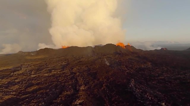 Въздушно заснемане на лавата от изригващ вулкан.