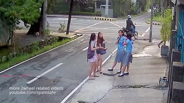 Крадци с мотоциклет крадат Iphone 6 от студентка